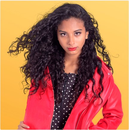 Retrato en estudio con chaqueta roja
